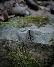 Load image into Gallery viewer, Hunterโs Mark Signet Ring