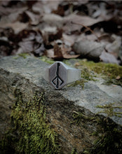 Load image into Gallery viewer, Hunterโs Mark Signet Ring